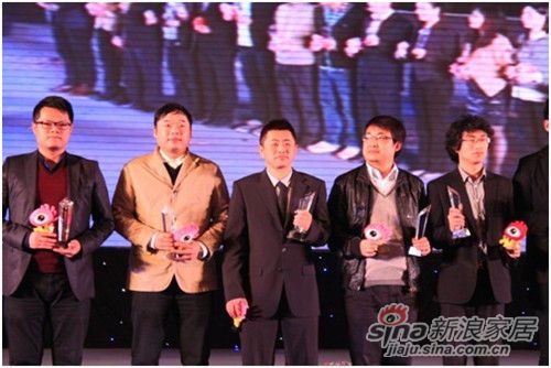 万和品牌与市场管理部副部长姜威（右三）代表企业接受颁奖