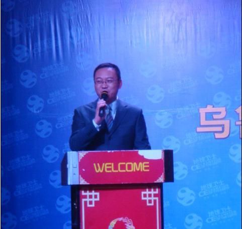 新疆人民广播电台著名主持人安涛，应邀到场主持一站式服务启动仪式