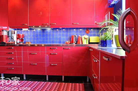 彩色瑞典公寓 用红诠释个性家居（组图） 