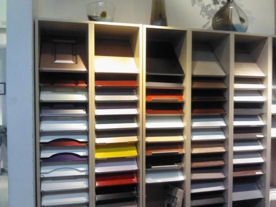店内还有专门的橱柜板材品种，颜色，型号的选择区，非常人性化的服务。