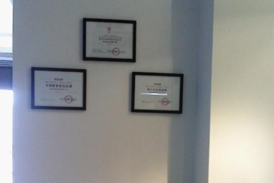 极简主义的照片墙，不同的是，相框里展示的丽博橱柜获得过的荣誉证书。