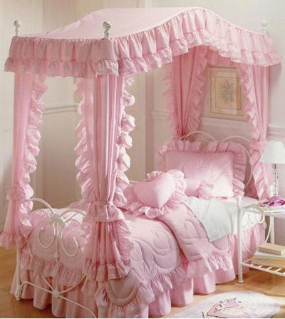 推荐给怀着甜蜜梦想的“小公主”们的是浪漫的铁艺家具，铁艺床架上纱帘和帷幔最能营造童话般的气息，让“小公主们”在这一间梦想的小屋中酣然入梦