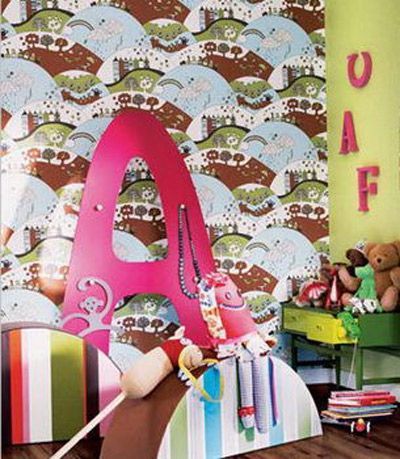 毛绒玩具堆放在装饰了彩色字母的墙边，一旁是半圆的七彩积木，这间儿童房的活动区宽敞明亮，木地板便于清洁且耐磨不易打滑，的确是孩子自由玩耍的完美设计
