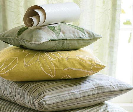 淡绿色、淡黄色、条纹、格纹等靠枕，都能搭配
