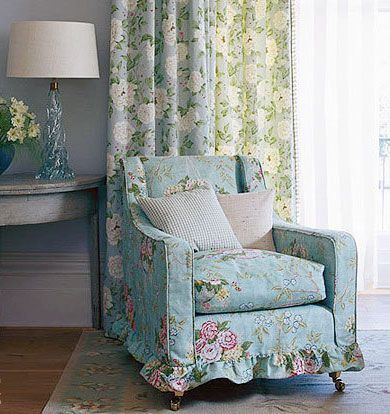 天蓝色田园沙发缀上鲜艳的花朵，搭配黄白花朵为主的窗帘，更显娇艳