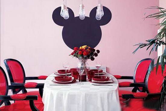 传统的红色就餐区，用白色桌布来平和，餐桌上一束鲜花的装点，起到画龙点睛的作用，为就餐带来自然生机，整体布局让这个空间亲和力十足