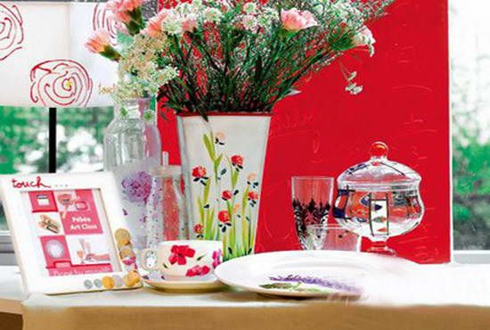 透明玻璃花瓶中的粉色花朵为空间带来柔美和鲜嫩的感觉，米黄色桌布柔和舒适，餐桌上摆放的相框、餐具，共筑一个惬意十足的空间氛围