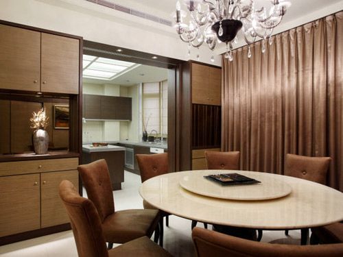 将餐厅与厨房格局打通，动线顿时顺畅便利，承袭客厅一贯新古典风格，水晶灯及窗幔形塑出优雅的用餐环境