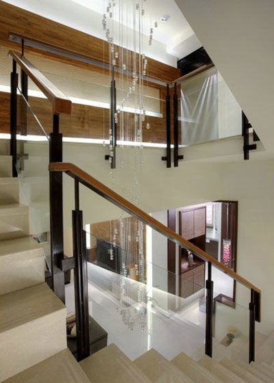 楼梯扶手以不锈钢烤漆及强化玻璃为主体，订制一盏八米高的光纤LED水晶吊灯，成为楼梯间吸睛的主要装置，楼梯中央具有穿透感不论在任何角度都能欣赏到美丽的水晶发光体