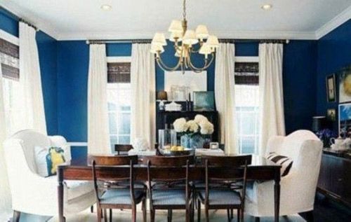 高采光的餐厅条件，白色优雅的帘幔，清新的蓝色墙壁，犹如爱情海的浪漫，十分有利于促进饮食食欲