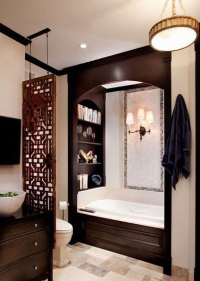 中式的古典总少不了屏风的相伴，浴室也不列外，用木质的屏风，作为隔断的阻隔，在柔和的氛围中，将台盆与座便器相隔，是空间的布局更为的合理，也保证了一定的私密性，更能增加总体的韵味