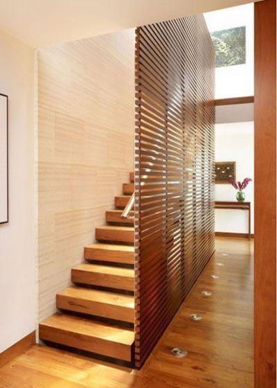 楼梯处的屏风有时是十分必要的配置，例如这款案例，它为楼梯间塑造了一面墙，为楼梯把手制造载点，而屏风的木质横条设计，为整个空间带来十足量的线条，让空间充满层次感