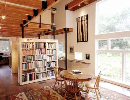 中的“图书馆”区域，用一面书墙充当了空间中的隔断，不仅扩充了书房的书籍收纳空间，同时将阅读角与收纳区隔开，让书房更富层次感，进一步打造家庭图书馆氛围