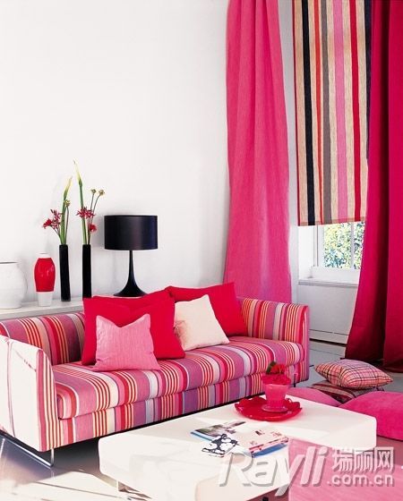 以暖色为主调条纹沙发、窗帘、靠包美感组合