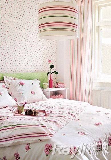 清秀甜美卧室风格以淡彩条纹来实现