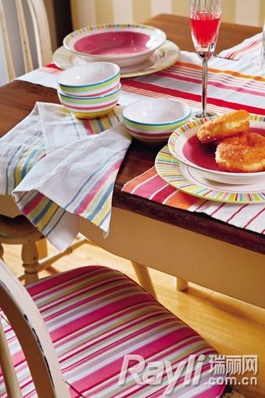 “彩虹”条纹餐椅、餐垫、桌布营造餐桌活泼氛围
