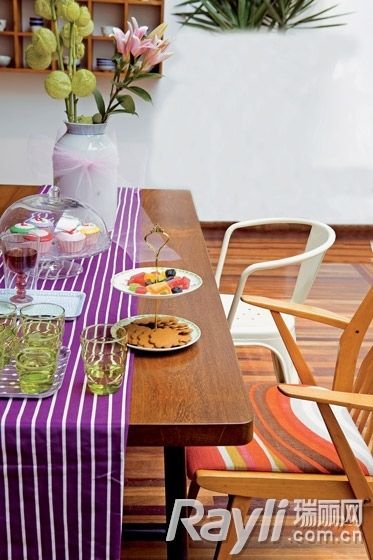 质朴自然的餐桌主题用紫色条纹桌祺起到高雅的装饰