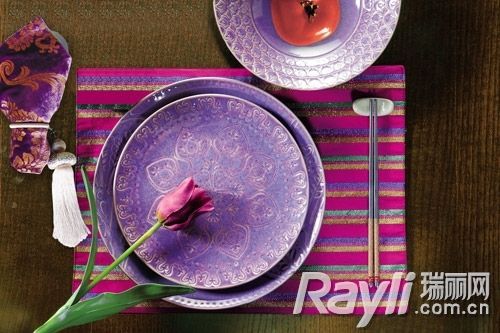 浪漫紫色餐具和紫色条纹餐垫焕发出众的神采