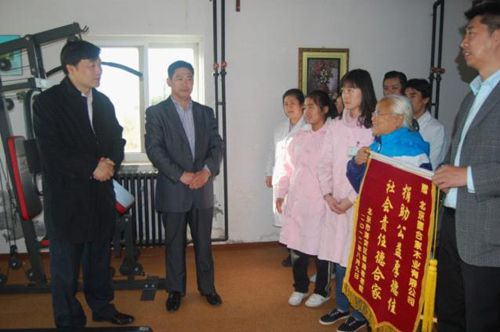图为：10月31日 德合家总经理接受海淀区翠湖老年公寓赠送的锦旗并发表讲话