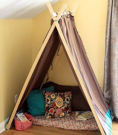 三角的造型的“帐篷”可以正好填补畸形区域，里面放上坐垫、靠包，便可以躲在这读书了