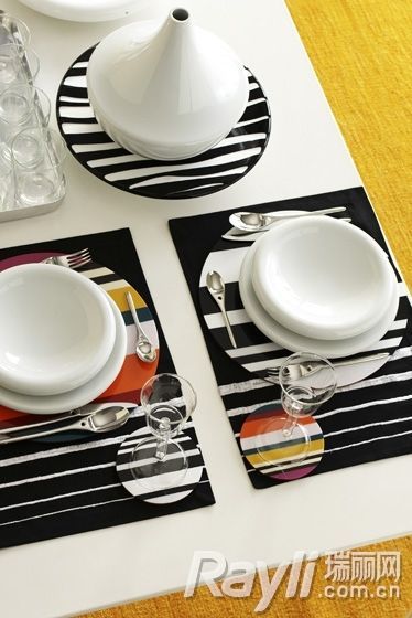 餐桌加入条纹餐垫以及条纹餐盘