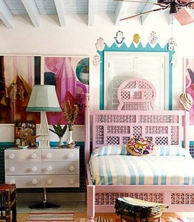 装饰中，最抢眼的莫过于床头背景墙，由一组组色彩浓郁的艺术装饰画组成，给卧室营造出十分梦幻的浪漫氛围
