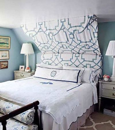 阁楼的小空间也能成为一个很温馨的卧室，蓝色的墙面抵消了阁楼的压抑感