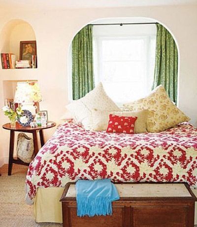 现代简约的风格下，色彩显得十分的鲜艳活泼，床下古典的橱柜增添了一丝的稳重感
