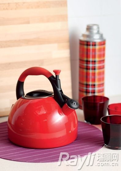 学院味道的红色格纹暖壶、红色水壶，让厨房一下子变得有趣起来。