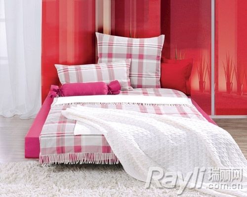红色格纹床品套件卧室空间会显得温馨而有活力