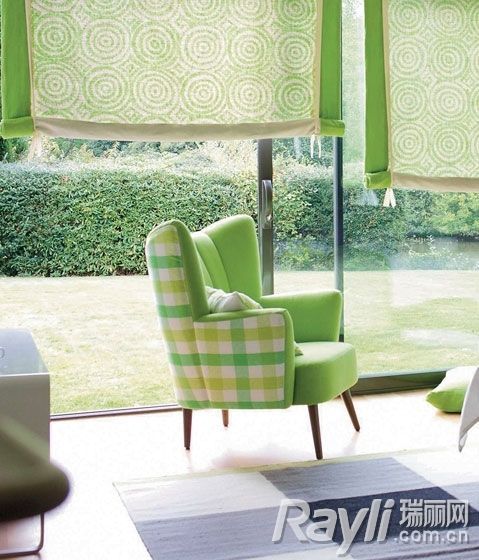黄绿色格纹沙发以及靠垫也可间接为空间“加氧”。