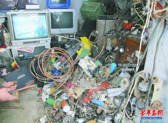 青海路旧货市场，一家电回收店的员工拆出一大堆电路板。