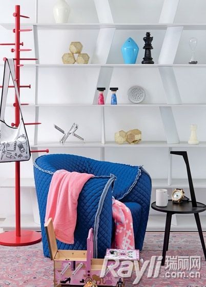 粉色盖毯与蓝色座椅的美搭，使得空间更加亮眼