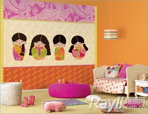 用橙色的涂料为墙壁打底+可爱娃娃壁纸+亮粉色布艺