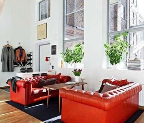 红色的沙发，黑色的地毯，白色的墙面，客厅的视觉感在刹那间鲜明了起来;白色的空间从此不再空荡，带来极简的温馨和人情味