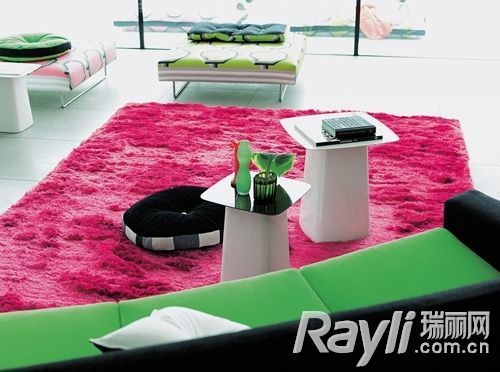 珊瑚红的地毯搭配橄榄绿的沙发