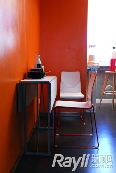 就餐区的墙面刷成鲜亮的橙色