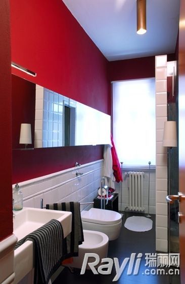 浴室，红白主色调