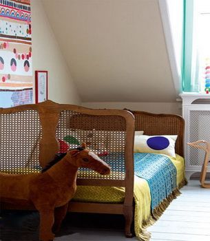 简单的线条，鲜艳的色彩，插画加上床品打造了一个充满童趣的儿童房