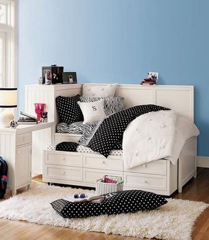 白色的地毯，具有收纳功能的沙发，沙发区以黑白为主打色，如果在秋冬季，换上暖色调的靠垫会更舒适些