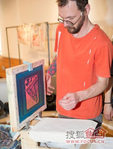 艺术家带领大家体验原创设计的手工丝网印制过程