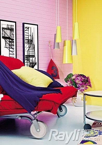 红色沙发，明黄色靠包和明黄吊灯及明黄色墙面提升阳光感