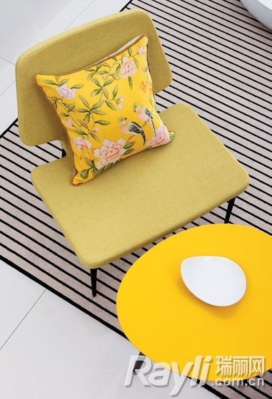 明黄色圆形小桌、秋香色靠椅以及柳黄色靠垫，呈现完美而统一的视觉效果
