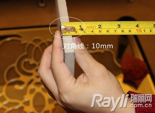 测评员分别对这款卡布其诺瓷砖的长度、厚度、对角线作了测量