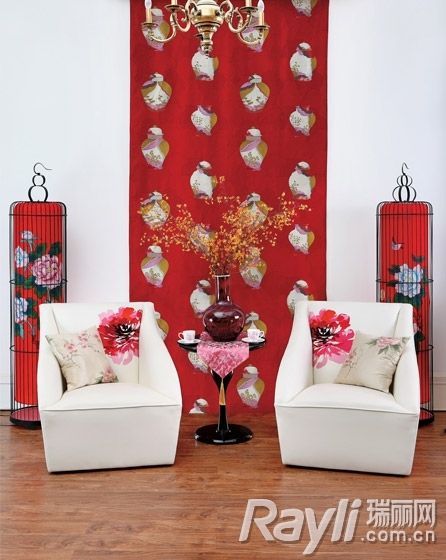 朱红与白色搭配的客厅，富贵牡丹花沙发和牡丹花鸟笼落地灯让空间呈现喜庆气氛