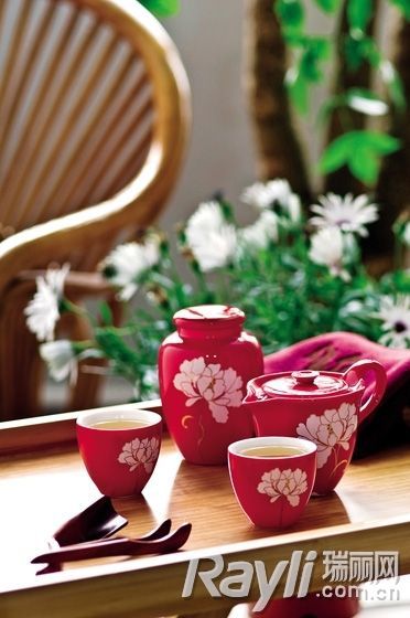 朱红茶具牡丹图案让下午茶时光更显雅致