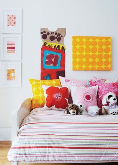 这些抱枕和玩偶让整个房间充满了满满的童趣之感。床是白色的，与墙面的颜色相互协调