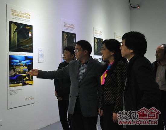 中华室内设计网总裁 赵庆祥先生陪同各领导参观艾特奖展览作品