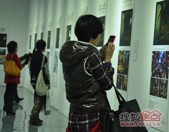 深圳各院校的学子们前来观看艾特奖联展作品