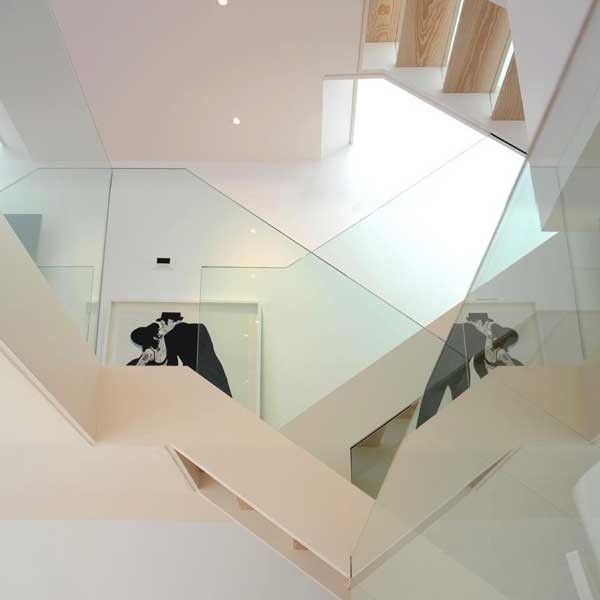 白色简约风 用玻璃楼梯串起每个空间（组图） 